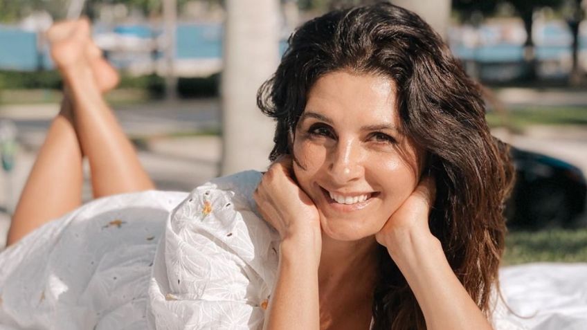 A sus 50 años, Mayrín Villanueva presume silueta de jovencita con tremendo bañador morado