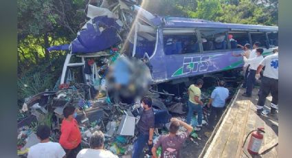 Aparatoso accidente de autobús en Veracruz deja dos muertos; hay 12 heridos