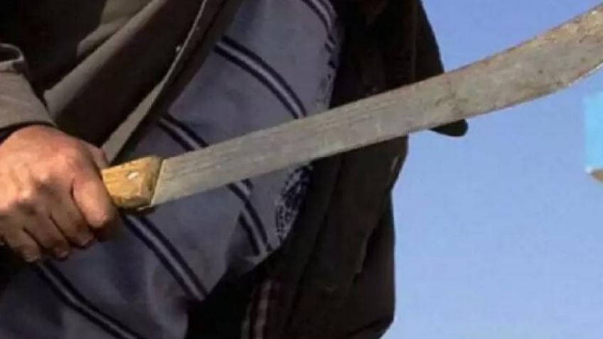 Vecinos linchan a hombre por atacar a machetazos a una mujer; lo amarran a un poste de luz