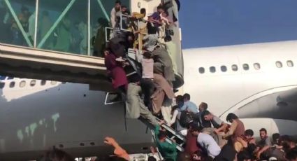 FUERTE VIDEO: Personas se aferran a los aviones y caen al tratar de huir de Afganistán