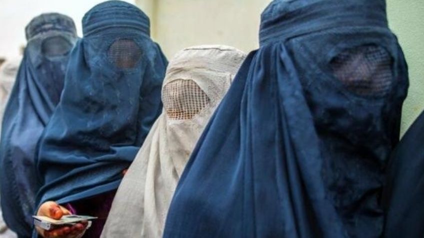 (VIDEO) Niña afgana lamenta la opresión bajo el yugo talibán: "Moriremos lentamente"