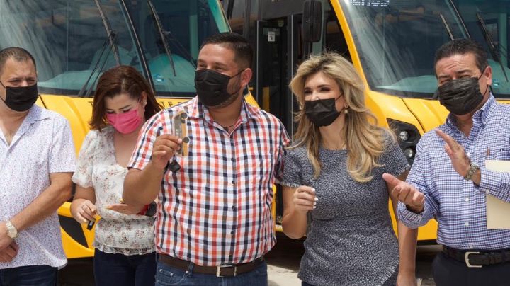 Claudia Pavlovich, gobernadora de Sonora, se presenta en la sierra y entrega transportes escolares