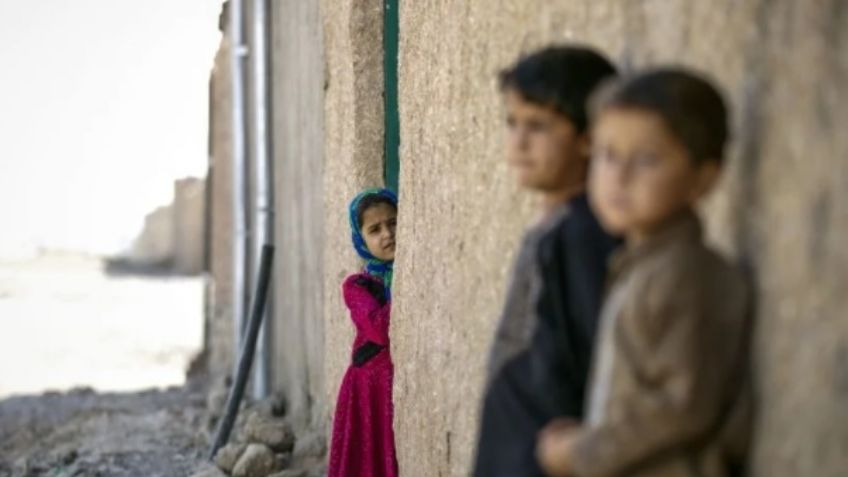 Muere niño al caer de hotel donde se refugiaba con su familia tras huir de Afganistán