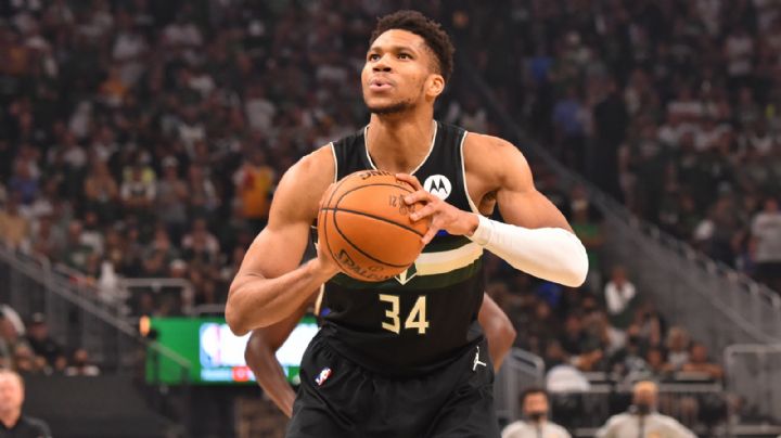 Giannis Antetokounmpo le ‘entra’ al beisbol con los Cerveceros de Milwaukee