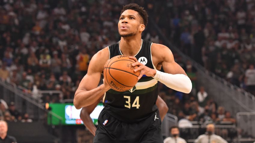 Giannis Antetokounmpo le ‘entra’ al beisbol con los Cerveceros de Milwaukee