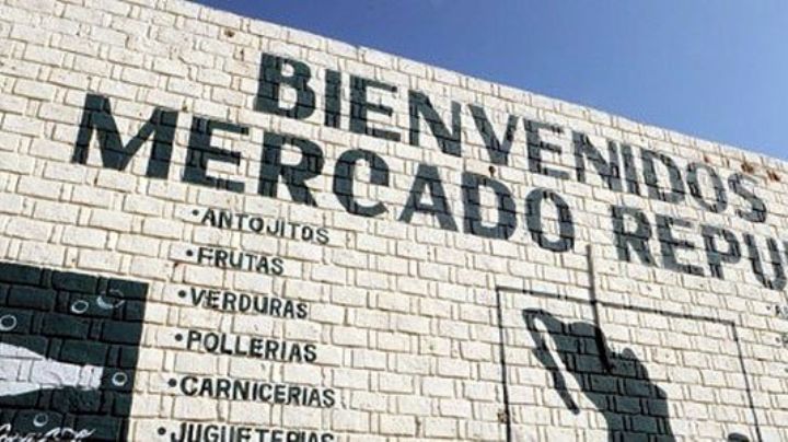 Propinan brutal golpiza a 'acosador' en un mercado; enseñaría sus partes íntimas a una menor