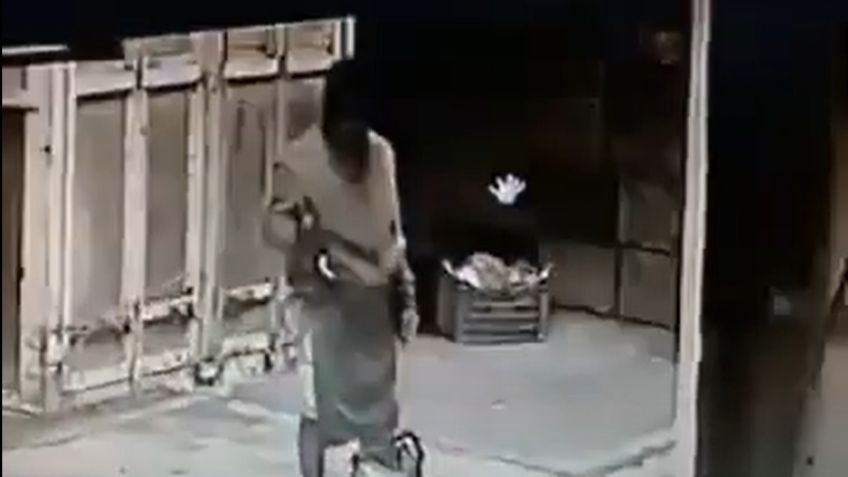 ¡De no creerse! Sujeto mete en su mochila un cráneo humano; VIDEO captura el atroz acto