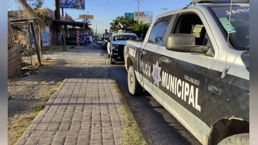 Terror Michoacán: A la orilla de la carretera, abandonan el cuerpo de un hombre torturado