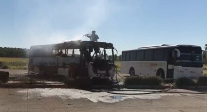 Hermosillo: Fuego calcina autobús de transporte de personal en Parque Industrial Damoza