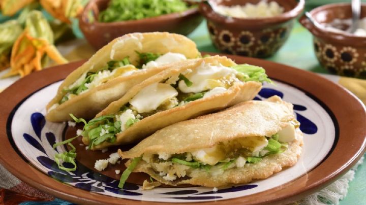 ¡Viva México! Da el grito con estas deliciosas quesadillas de tinga de pollo; amarás cada bocado