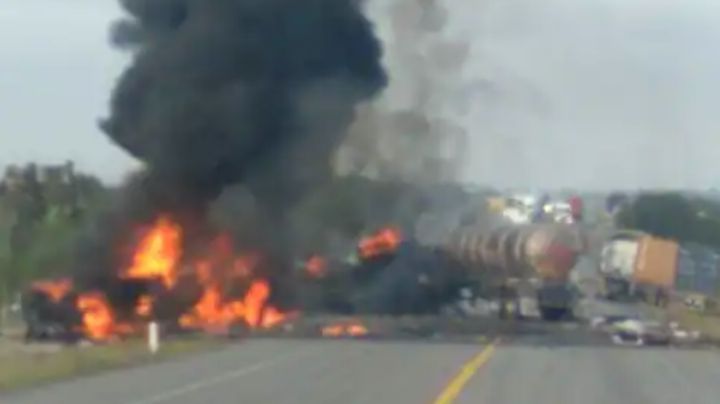 Brutal choque en carretera San Luis-Lagos de Moreno: Chofer de una pipa muere prensado y calcinado