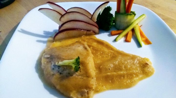 Disfruta de una explosión de sabores con este delicioso pollo de manzana con almendras