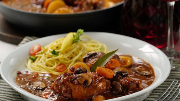 Deslumbra a tu paladar con este exquisito pollo al vino tinto; la receta es muy fácil