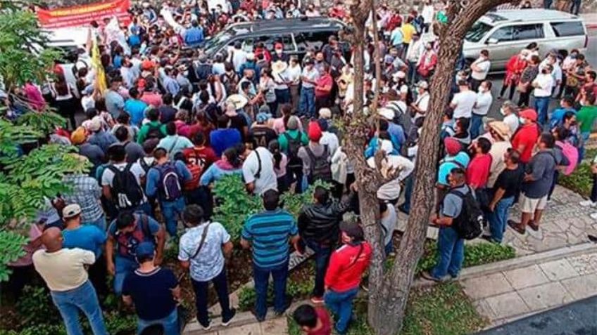 VIDEO: ¡De no creerse! De nuevo, más de 300 maestros del CNTE 'toman de rehén' a AMLO
