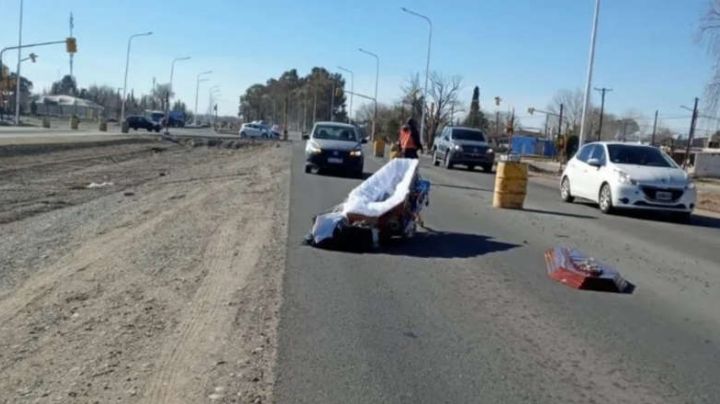 ¡Insólito! Cuerpo sin vida detiene el tránsito en plena carretera; su ataúd se cayó de un auto