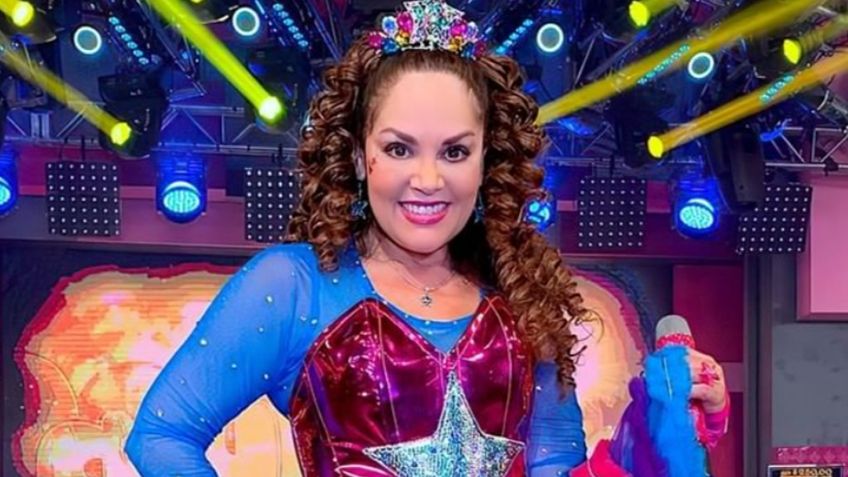 Tatiana hace a un lado su icónico vestido de colores e impacta con coqueto bañador negro