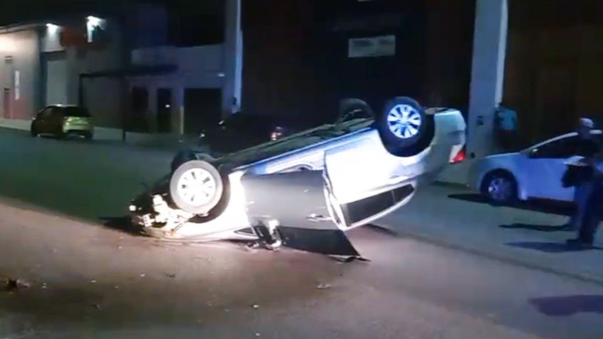 Ciudad Obregón: Por exceso de velocidad, choca contra camellón y termina llantas arriba