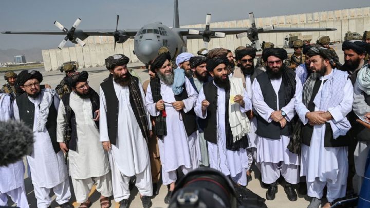 Tropas de EU abandonan aeropuerto de Kabul; ¿qué pasará con los talibanes en Afganistán?