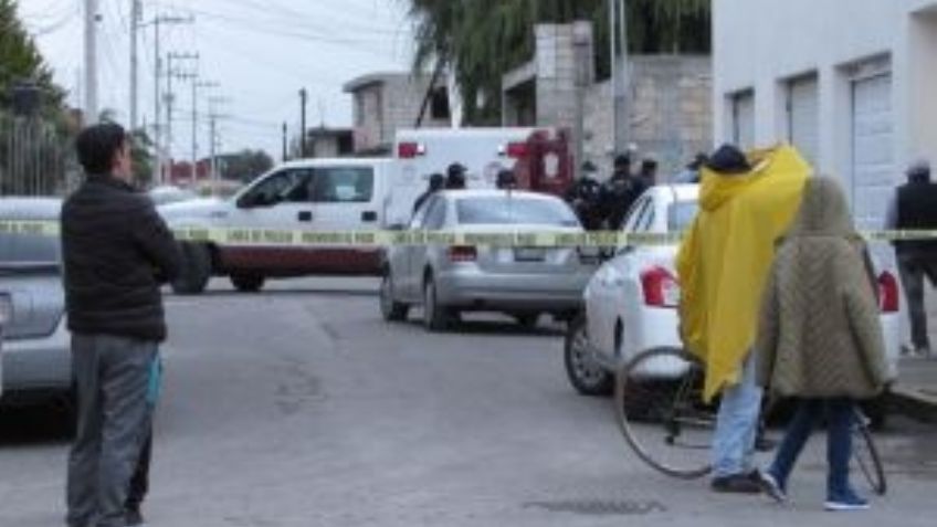 Balean a hombre mientras esperaba a su esposa; murió en un terreno baldío