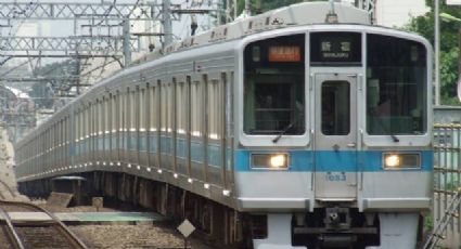 (VIDEO) Terror en Tokio 2020: Sujeto apuñala a pasajeros de un tren; hay víctimas graves