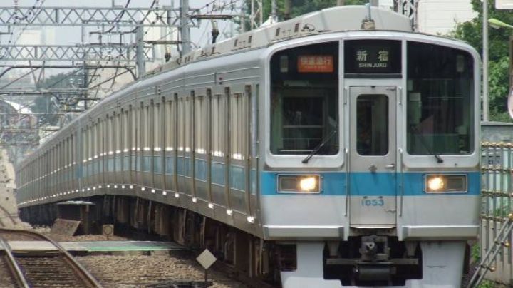 (VIDEO) Terror en Tokio 2020: Sujeto apuñala a pasajeros de un tren; hay víctimas graves