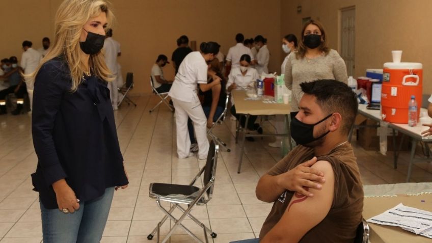Claudia Pavlovich, gobernadora de Sonora, visita uno de los puntos de vacunación contra Covid-19