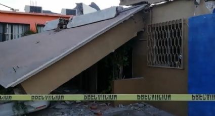 Guaymas: Auto destruye cochera de una vivienda en Las Villas al impactarse con ella