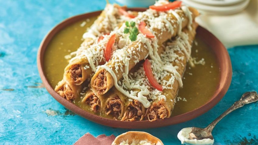 Da el Grito de Independencia con estas tradicionales flautas de pollo ahogadas en salsa picante
