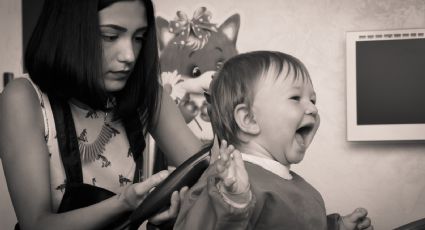 VIDEO: Un grupo de estilistas crea un 'performance' para calmar a un bebé y cortarle el pelo