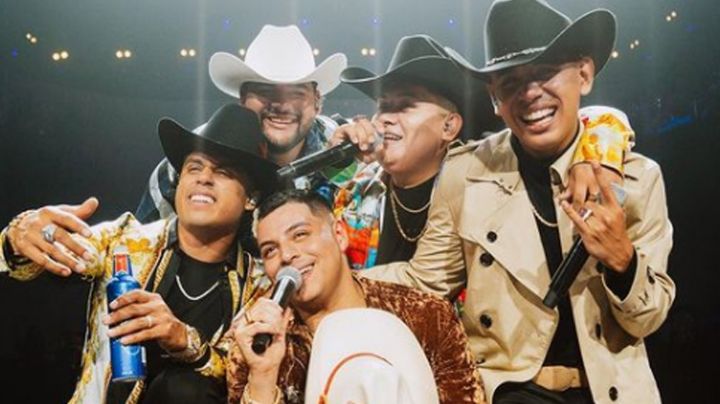 ¡Es gay! Filtran VIDEO de famoso cantante del regional al besar a su novio en pleno concierto