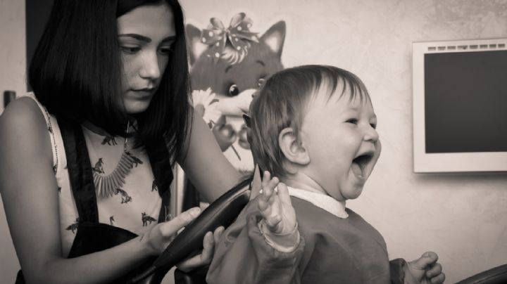 VIDEO: Un grupo de estilistas crea un 'performance' para calmar a un bebé y cortarle el pelo