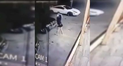 FUERTES IMÁGENES: Mujer muere prensada por un auto que intentaba empujar