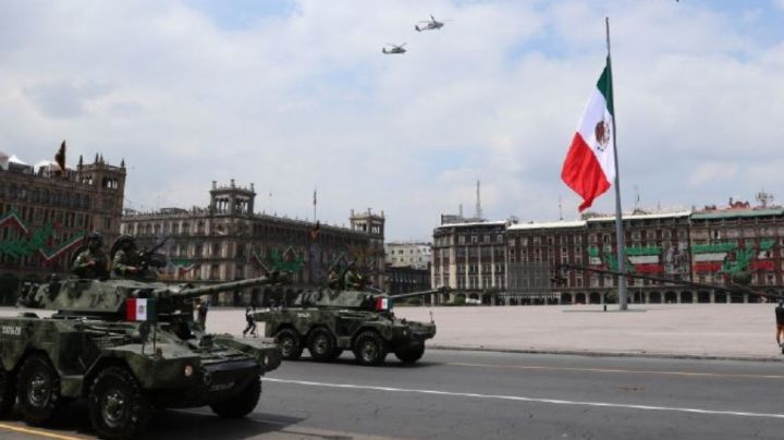 Durante Desfile Cívico Militar, cadete se desmaya; sus compañeros lo auxilian