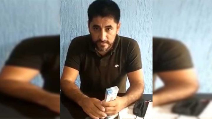 VIDEO: Maestro de Michoacán quema dinero para acusar a líder sindical de soborno