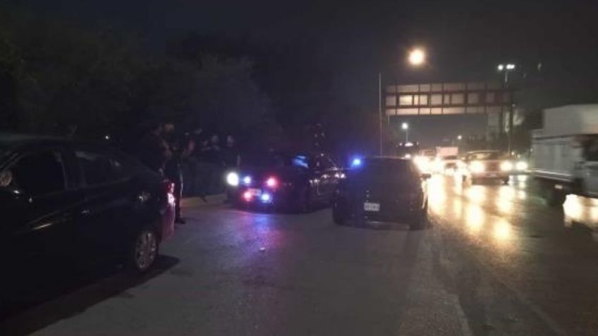 Abandonan cuerpo masculino cubierto con cobijas sobre una camioneta último modelo