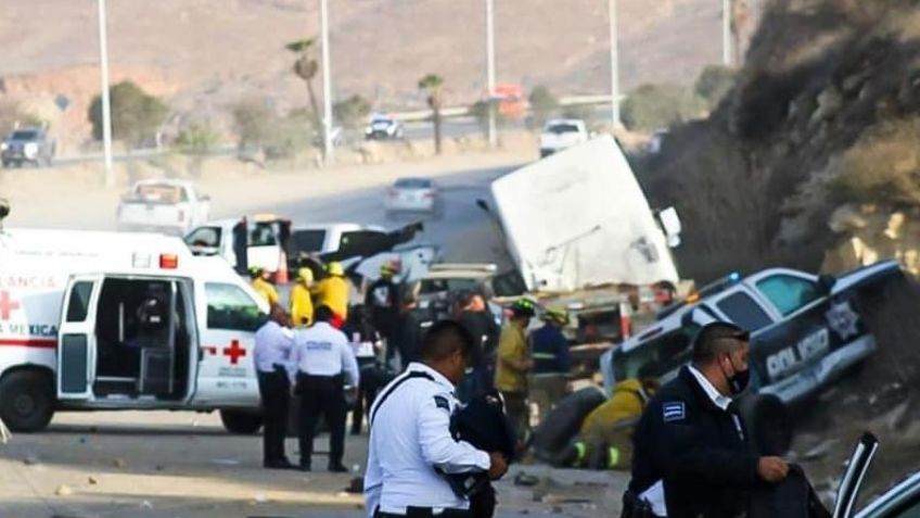 Tijuana: Tráiler embiste 6 patrullas de la Policía y deja a tres oficiales lesionados