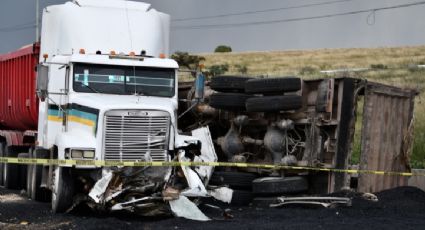 Tráiler parte por la mitad una camioneta; el conductor murió aplastado por los fierros