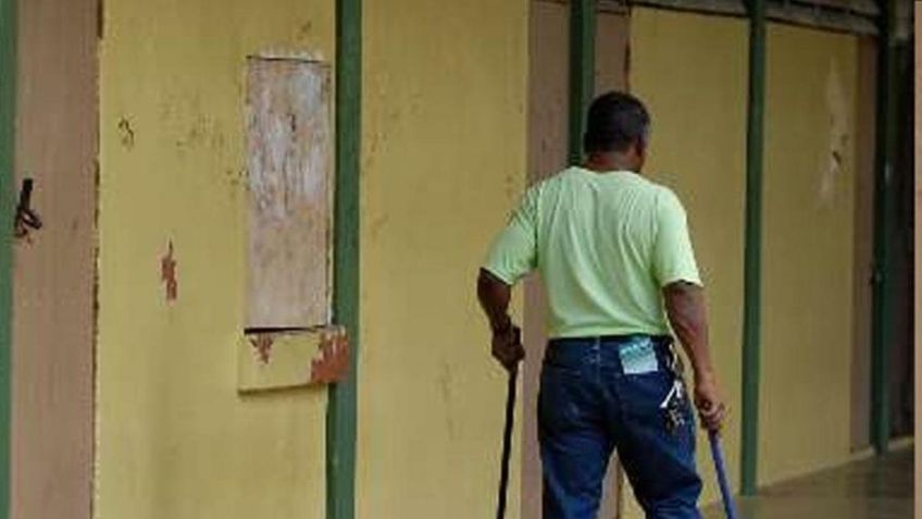 VIDEO: Tras caminar diario a su trabajo, un conserje recibe un auto de regalo; su reacción es viral