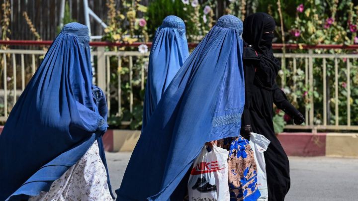 "Quédese en casa": Gobierno talibán deja sin trabajo a las mujeres en Afganistán