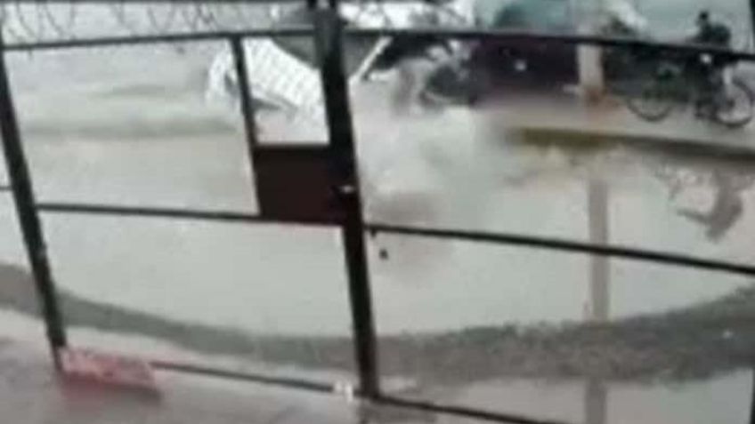 En terrible colisión, taxista atropella a un peatón y 2 ciclistas; VIDEO capta el accidente