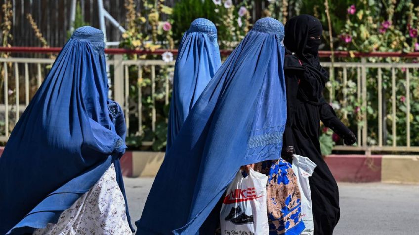 "Quédese en casa": Gobierno talibán deja sin trabajo a las mujeres en Afganistán