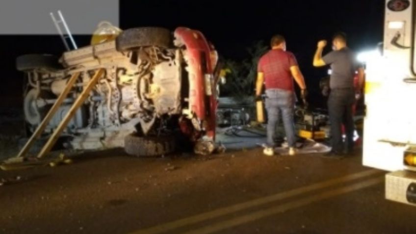 Caborca: Por jugar arrancones, se vuelca camioneta; hay cuatro heridos