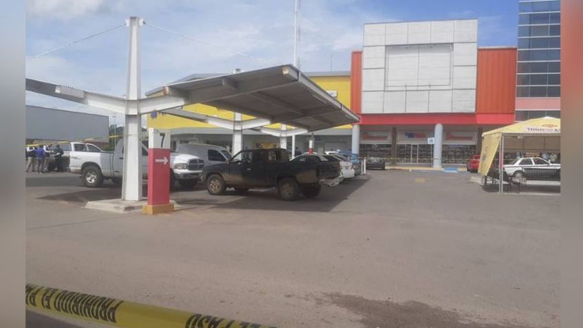 Sin clemencia, pistoleros acribillan a una familia en supermercado; el padre murió y un bebé salió ileso