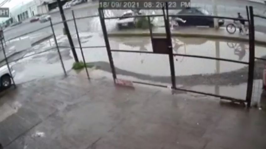 VIDEO: Taxi embiste a un peatón y a un ciclista tras derrapar en San Luis Potosí
