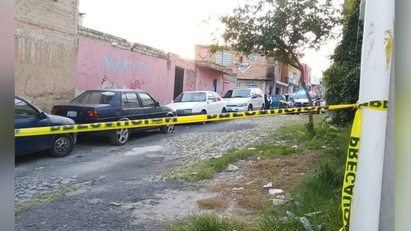 Mujer muere a manos de su hijo tras discusión; la apuñaló hasta morir y escapó en un auto