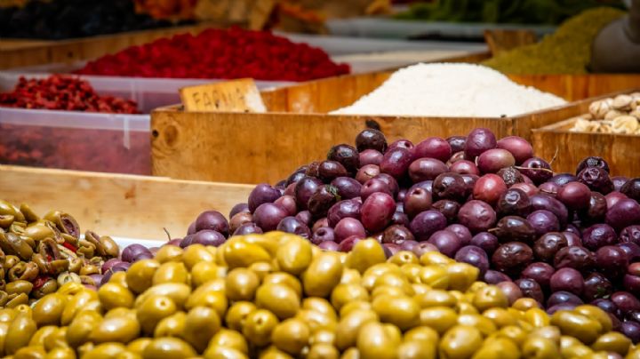 (VIDEO) "¡Lleve la primera dosis!": Un hombre ofrece vacunas como si fueran verduras