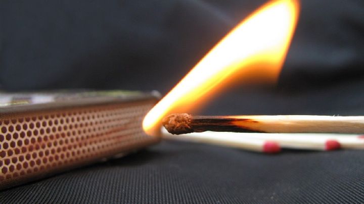 Arrestan a un hombre por prenderle fuego a la casa de su madre; estaba "harto" de cuidarla