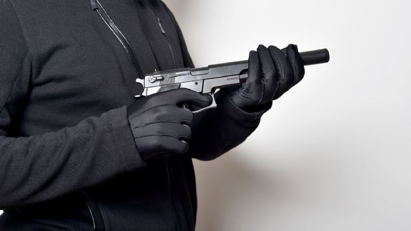 ¡Lo reciben a punta de pistola! Balean a un hombre en la entrada de su casa