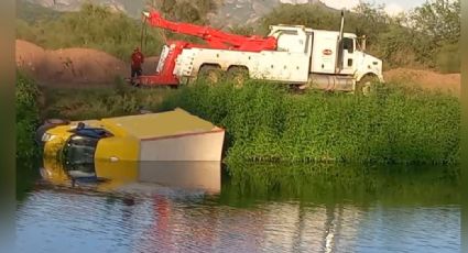 Aparatoso accidente: Vehículo repartidor de frituras cae a las aguas del Canal Alto en Cajeme