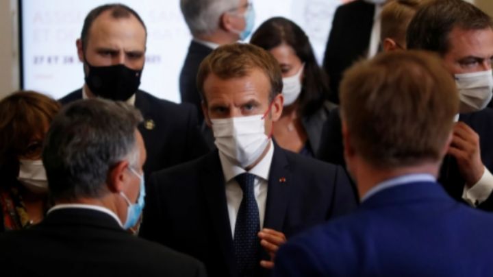 Internan en un psiquiátrico al joven que atacó con un huevo al presidente de Francia